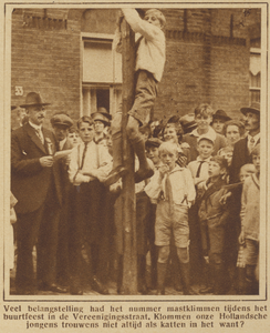 871400 Afbeelding van een deelnemer aan het onderdeel mastklimmen, tijdens het straatfeest in de Verenigingstraat te Utrecht.